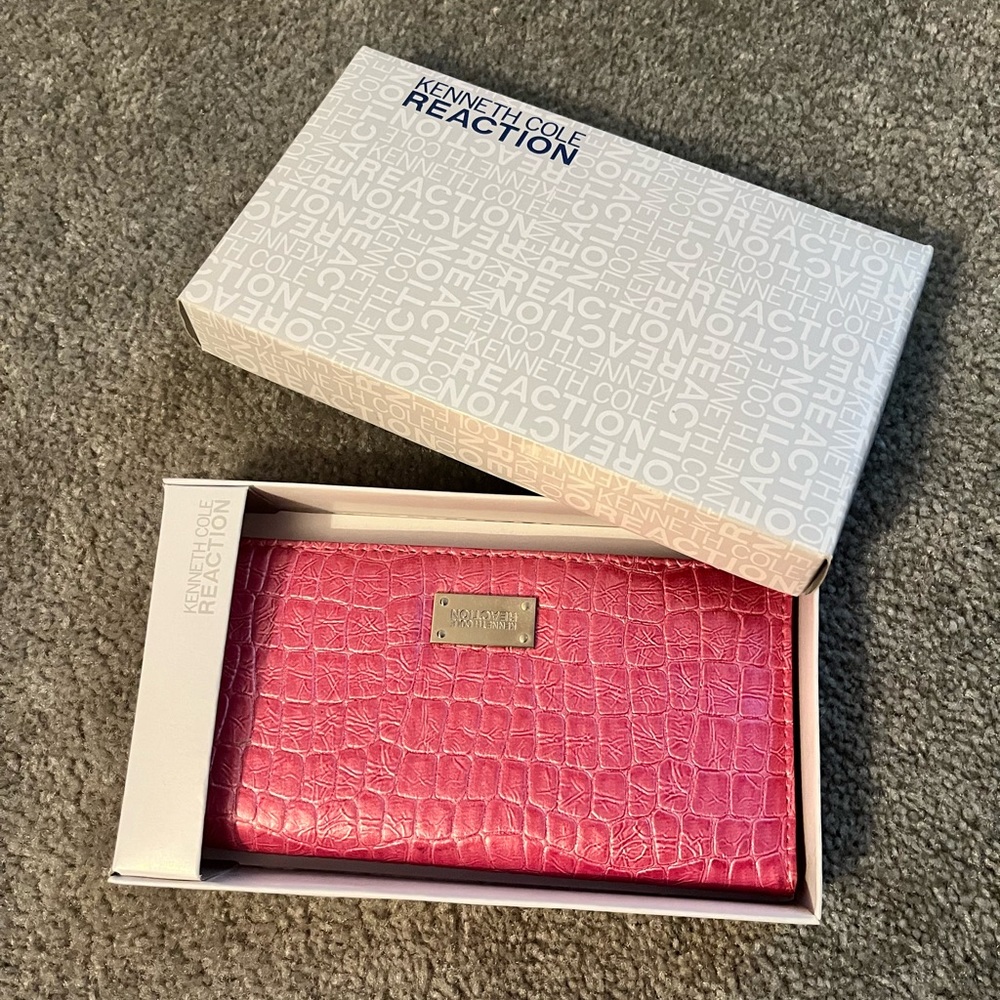 Kenneth Cole reaction pink wallet
